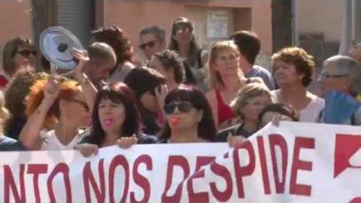 Les treballadores del servei de neteja de Vilanova del camí reclamen la subrogació del servei en una manifestació davant de l’ajuntament