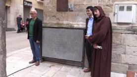 La Plaça Pius XII renova la placa que relata els orígens d’Igualada