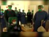 Una infermera de l’Hospital d’Igualada surt de la UCI entre aplaudiments dels seus companys