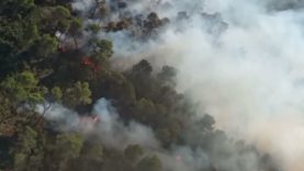 Un incendi a La Torre de Claramunt provoca el confinament de Les Pinedes de l’Armengol