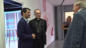 Canal Taronja Anoia i L’Enllaç inauguren nous estudis a Igualada amb el Pare Abat de Montserrat
