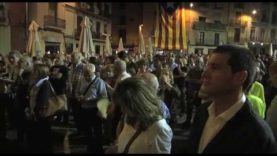 Unes 3.000 persones van circular pel centre de Manresa amb torxes en la vigília de la Diada Nacional de Catalunya.