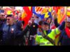 Prop de mig miler de persones s’han manifestat aquest diumenge al migdia pel centre de Manresa reivindicant la unitat d’Espanya i en suport a Policia Nacional i Guàrdia Civil