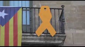 Retirada del llaç groc de l’Ajuntament de Manresa