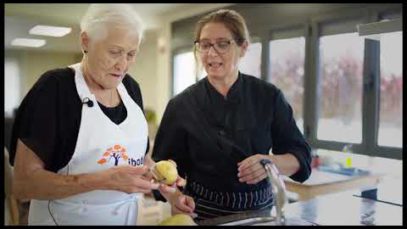 La resident d’Ibada, la Maria cuina amb Yolanda Piñeiro de Les Voltes de Talamanca