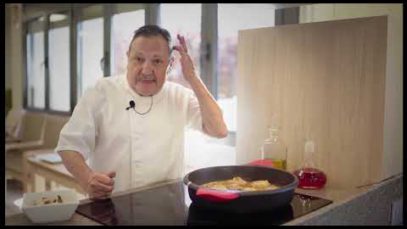 El resident d’Ibada, el Marià, cuina amb Valentí Ferrer de Can Ferrer