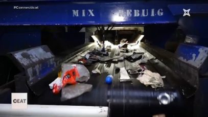 Robot pioner que separa envasos als Hostalets de Pierola