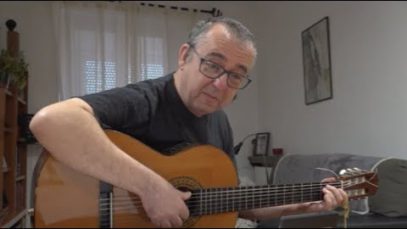 DE CASA EN CASA – El músic Pep Torras felicita la gent gran de Manresa amb una cançó