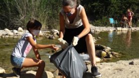 Voluntaris netegen la brutícia que deixen els incívics a la Ribera Salada, a Ceuró