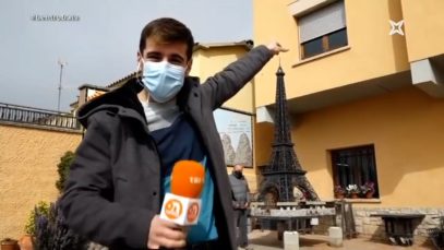Un veí de Moià construeïx una Torre Eiffel al jardí de casa