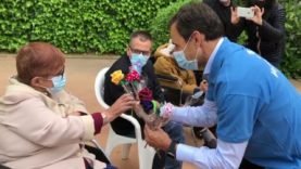 CaixaBank entrega roses d’AMPANS a gent gran i persones amb discapacitat