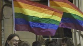 Una cinquantena de persones s’han concentrat a Manresa per manifestar-se en contra de la LGBT fòbia