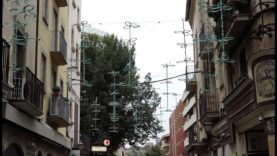 Alguns carrers de Manresa ja llueixen llums de Nadal a mes d’octubre
