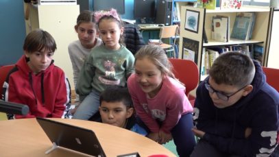 El Pau del Pot Petit sorprèn els nens i nenes de l’escola Pont Trencat de Santa Maria de Palautordera