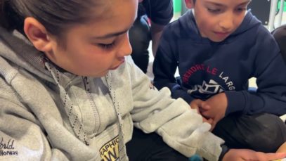 150 infants d’Artés creen un llibre sobre la revolta dels Burots, un dels capítols històrics més importants del poble