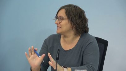 La candidata de Fem Manresa, Roser Alegre, explica els eixos principals del seu programa, centrats en les persones