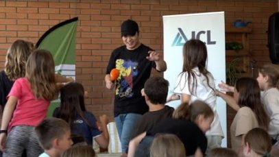 El cantant Chung-Man Kim visita l’Escola Guillem de Montgrí