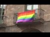 Manresa penja la bandera irisada al balcó de l’Ajuntament i estrena mural reivindicatiu amb motiu del Dia de l’Orgull