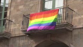 Manresa penja la bandera irisada al balcó de l’Ajuntament i estrena mural reivindicatiu amb motiu del Dia de l’Orgull