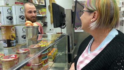 1 de cada 10 comerços de Manresa incompleix la llei i no té el rètol en català