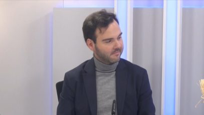 Carles Obiols fa molts anys que viatja a la tardor a París, on es dedica a fotografiar la vida quotidiana, els personatges, els restaurants i els cafès de la capital francesa. L’exposició de les seves obres s’ha pogut veure a Mèxic