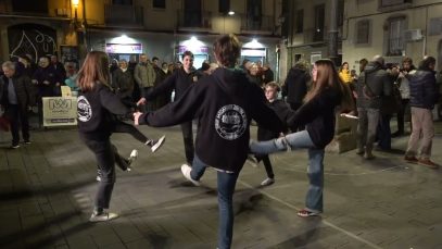 La Plaça Gispert de Manresa acull un acte emotiu per donar força a la família Fusté Gamisans
