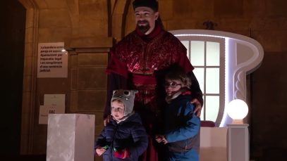 El príncep Assuan ja recull cartes a la Plaça Major