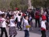 Alumnes de l’IES Manresa surten a cantar caramelles per el centre de la ciutat