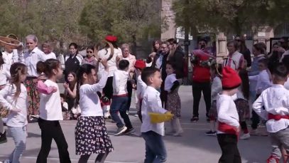 Alumnes de l’IES Manresa surten a cantar caramelles per el centre de la ciutat