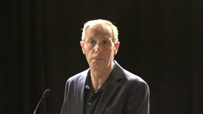 El filòsof Francesc Torralba alerta a Manresa del risc de protegir massa els joves i reclama educar-los per a la incertesa
