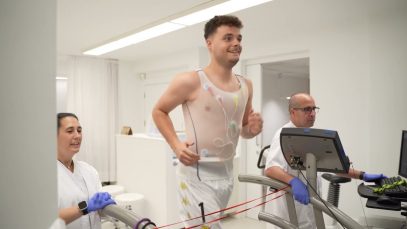 Els jugadors del CE Manresa passen les revisions mèdiques al Cimetir