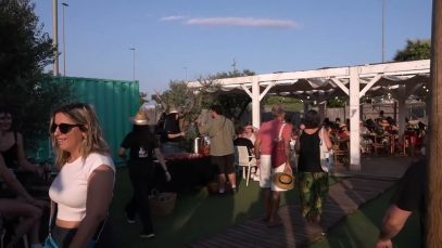 La síndria protagonitza l’acció “Mossegant territori” per promoure el consum local entre joves a Manresa