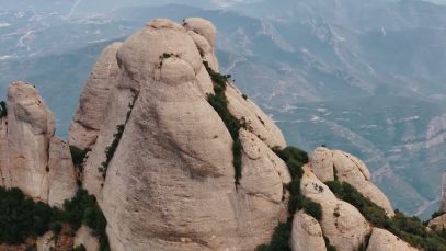 Prohibida l’escalada a dues agulles de Montserrat per protegir el falcó mostatxut durant la cria
