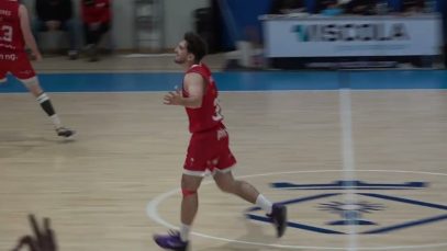 El CB Navàs pateix una derrota amarga contra el Vic